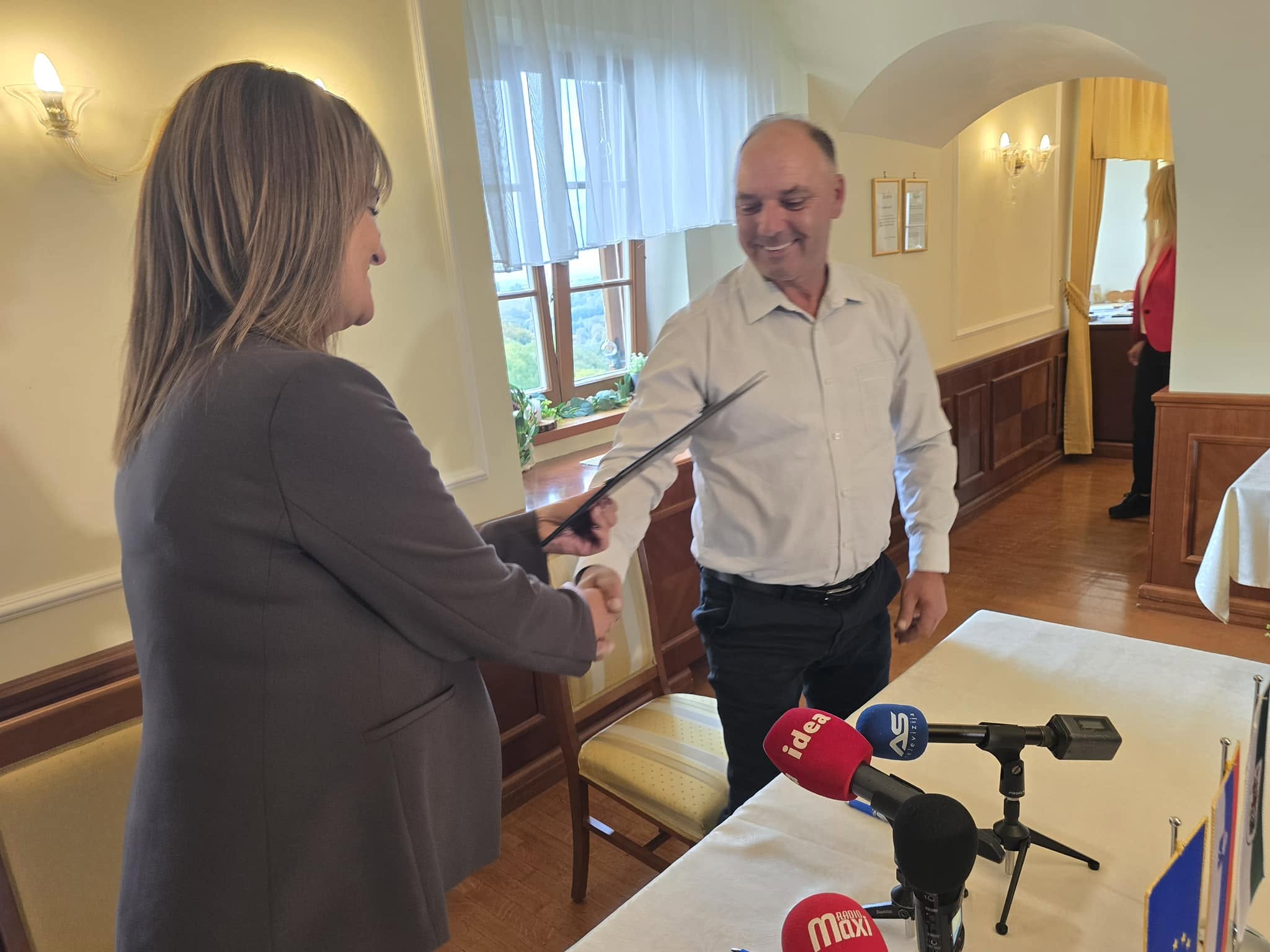 Morda je slika naslednjega: besedilo