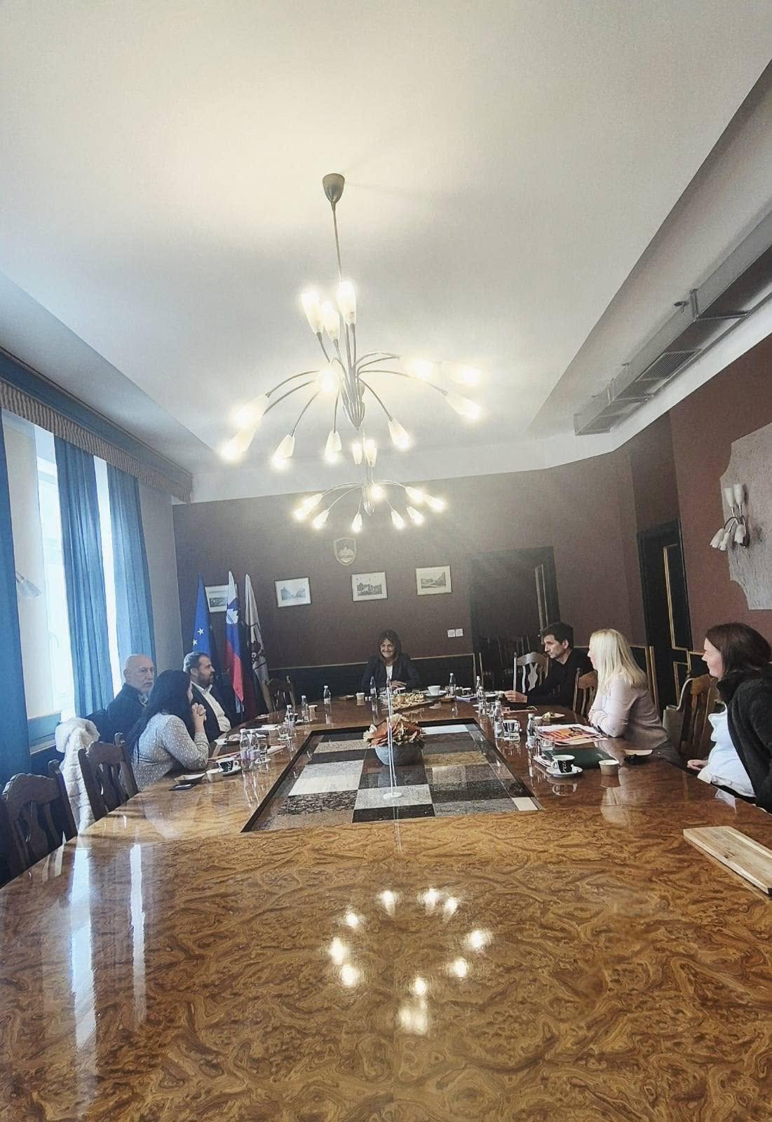 Morda je slika naslednjega: miza, osvetlitev, notranjost in dnevna soba